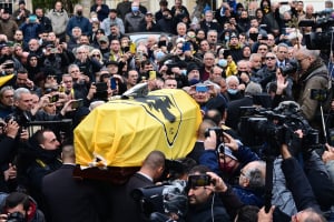 Στην αιωνιότητα ο Μίμης Παπαϊωάννου, ρίγη συγκίνησης στην κηδεία του πρώτου σκόρερ όλων των εποχών για την ΑΕΚ