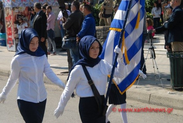 Όλες οι μαθήτριες σχολείου στην Ξάνθη παρέλασαν με μαντίλα