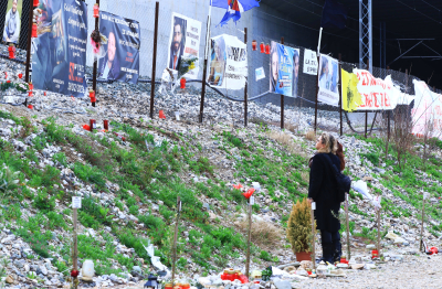 Ράγισαν καρδιές στο μνημόσυνο των οικογενειών για τα θύματα στα Τέμπη