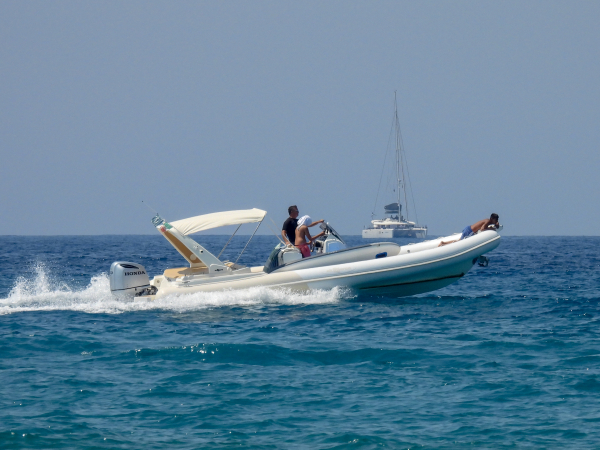 Χερσόνησος: Αγνοούνται ένας 23χρονος και ένας 26χρονος που είχαν βγει στη θάλασσα με φουσκωτό