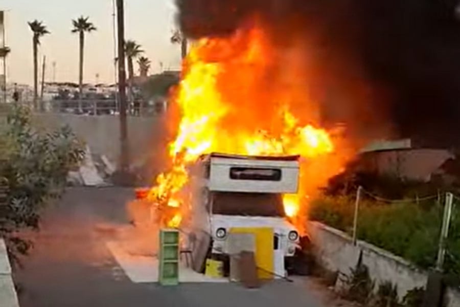 Ηράκλειο: Συναγερμός από φωτιά σε τροχόσπιτο έξω από το Παγκρήτιο Στάδιο (βίντεο)