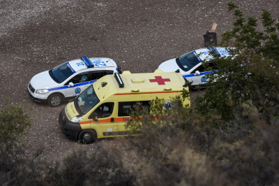 Σοβαρό τροχαίο στον Κορυδαλλό, αυτοκίνητο έπεσε σε χαράδρα, τραυματίστηκαν παιδιά