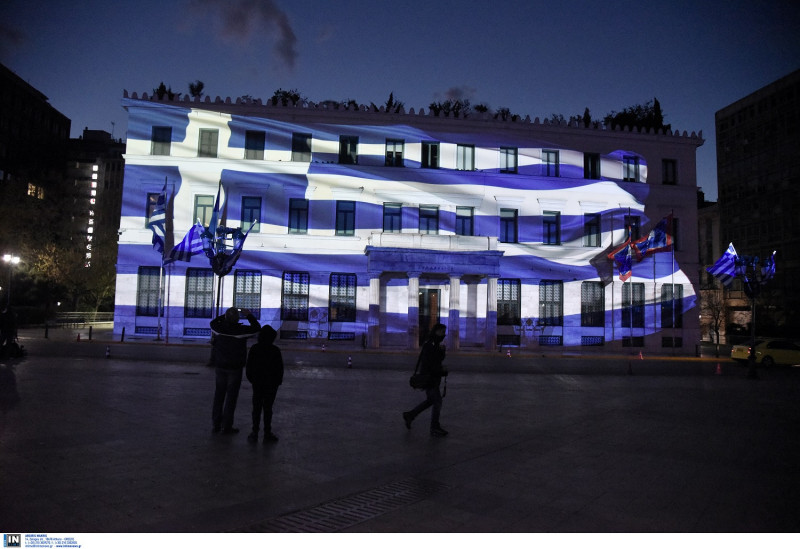 Φαντασμαγορικές εικόνες: Η Αθήνα και ο Πειραιάς μία μεγάλη ελληνική σημαία