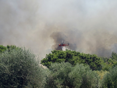 Ρόδος: Η φωτιά καίει μέσα σε χαράδρες, εκκενώθηκε προληπτικά το χωριό Μαριτσά (βίντεο)