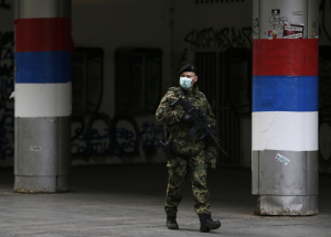 Σκηνικό έντασης στο βόρειο Κόσοβο, διαψεύδει η Σερβία την εισβολή του στρατού της