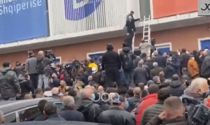 Χαμός στην Αλβανία, «ντου» οπαδών του Μπερίσα στα γραφεία του Δημοκρατικού Κόμματος (βίντεο)