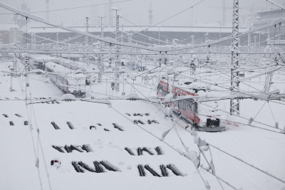 Χάος στο Μόναχο από χιονόπτωση ρεκόρ: Εγκλωβισμένοι σε αεροδρόμια, προβλήματα στα ΜΜΜ και στο ρεύμα