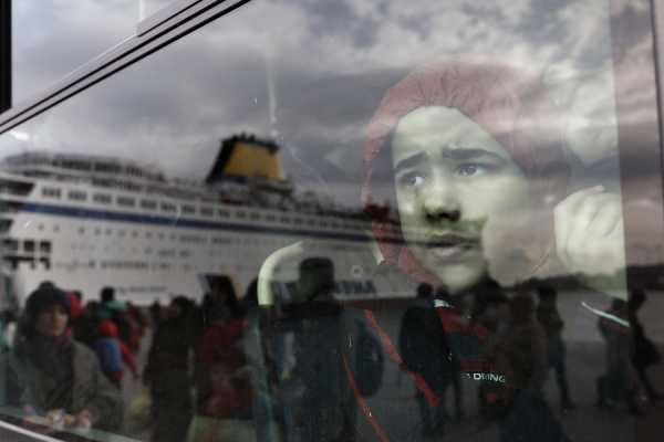 Συνεχίζονται οι αθρόες αφίξεις προσφύγων στο λιμάνι του Πειραιά