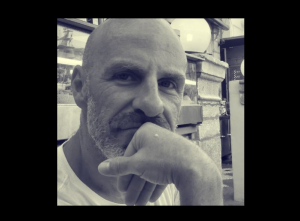 Εκτός φυλακής ο συγγραφέας Στέφανος Ξενάκης: Τι διακανονισμό πέτυχαν οι δικηγόροι του