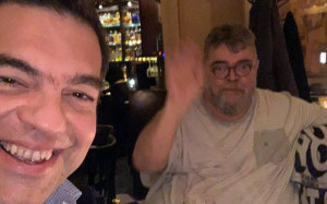 Η selfie του Σταμάτη Κραουνάκη με τον Αλέξη Τσίπρα