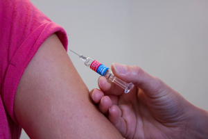 Tέλος και το εμβόλιο για τον κορονοϊό: Aυτή είναι η χώρα που αναστέλλει τον εμβολιασμό των πολιτών