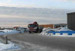 Απίστευτη μανούβρα φορτηγού σε παγωμένο δρόμο