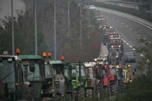 Οι αγρότες στα Τέμπη παρά τα χιόνια - Κλείνει η Εθνική Οδός