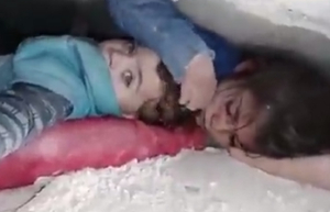 Συγκλονιστικό βίντεο από Συρία: 7χρονη προστατεύει το κεφάλι του αδελφού της ενώ είναι εγκλωβισμένη στα συντρίμμια