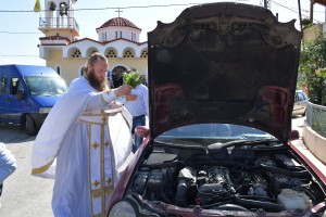 Άγιος Χριστόφορος ο προστάτης των οδηγών - Ιερέας αγιάζει τα αυτοκίνητα (φωτο)
