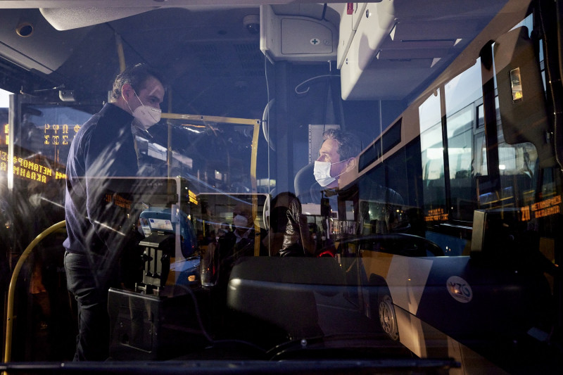 Στους δρόμους της Αθήνας τα νέα λεωφορεία, το «ευχαριστώ» Μητσοτάκη στους εργαζομένους (εικόνες)