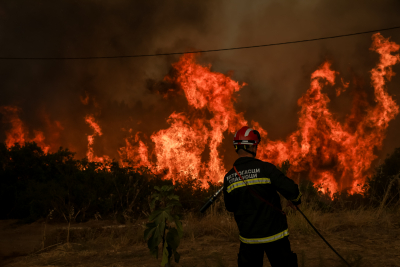 Φωτιά: Ατελείωτος ο εφιάλτης στην Εύβοια, ακόμα ένα βράδυ αγωνίας με τις φλόγες να απειλούν χωριά (βίντεο)
