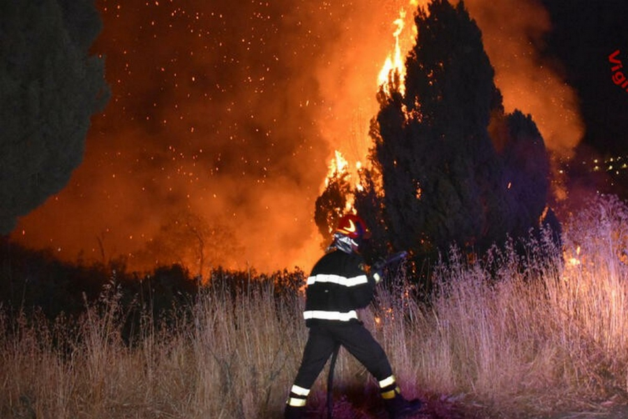 Συνεχίζει να φλέγεται η Μεσόγειος: 1.200.000 καμένα στρέμματα δασικών εκτάσεων στην Ιταλία, φωτιές και στο Μαρόκο (βίντεο, εικόνες)