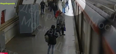 Ρωσία: Κάμερα ασφαλείας καταγραφεί άνδρα να σπρώχνει νεαρό στις ράγες του μετρό