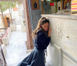 Η Μαρία Μενούνος «άκουσε» τον Άγιο Νεκτάριο στην Αίγινα - «Άρχισα να ουρλιάζω»