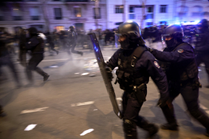 Η στιγμή που αστυνομικός πέφτει αναίσθητος μετά από χτύπημα στο κεφάλι- Βίαια επεισόδια στην Γαλλία