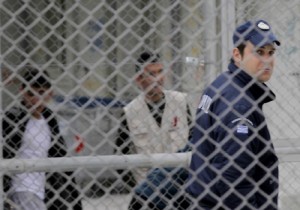 Σάμος: Απόπειρα βιασμού 19χρονου και άγρια επεισόδια στο Κέντρο Μεταναστών
