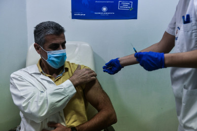Θεμιστοκλέους: «2.000.000 συμπολίτες μας έχουν εμβολιαστεί με μια δόση»