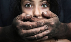 Ρέθυμνο: Χειροπέδες σε δύο που κατηορούνται για τον βιασμό 19χρονης