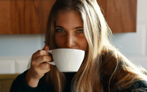Επτά πράγματα που πρέπει να κάνεις μόλις ξυπνήσεις πριν πιεις καφέ