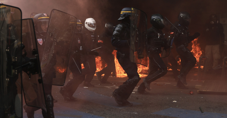 Γαλλία: Χάος για τέταρτη νύχτα - 45.000 αστυνομικοί και τεθωρακισμένα στους δρόμους