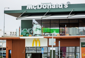 Πωλούνται τα McDonald's στη Ρωσία, τι θα γίνει με τους 62.000 εργαζόμενους
