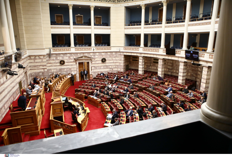 «Θα πρέπει να ντρέπεσαι»: Κακός χαμός στη Βουλή με Μητσοτάκη - Τζανακόπουλο