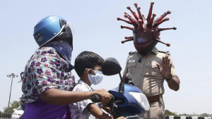 Αστυνομικός ντύθηκε ...κορονοϊός και βγήκε να επιβάλει τους κανόνες καραντίνας στην Ινδία