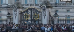 Βασίλισσα Ελισάβετ: Στο πένθος η Βρετανία - Πλήθος κόσμου συρρέει στο Μπάκιγχαμ (live)
