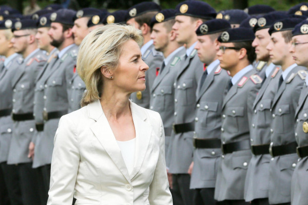 Φαβορί η Γερμανίδα υπουργός Άμυνας για την θέση του Γιούνκερ