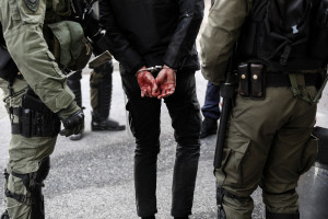 Αυτός είναι ο πασίγνωστος ηθοποιός του οποίου η κόρη συνελήφθη σε κατάληψη στο Κουκάκι (pic)
