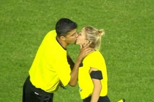Βραζιλία: Σφύριξαν λήξη αγώνα ποδοσφαίρου οι διαιτητές με καυτό φιλί στο στόμα (vid)