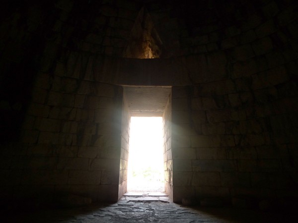Στο φως τάφος Μυκηναίου πολεμιστή στο Μαραθώνα - Ηρώο ή τόπος ηρωολατρείας;