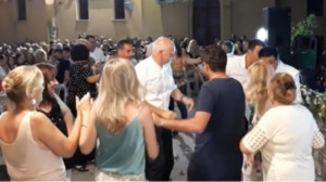 Αχαΐα: Ο Γιώργος Παπανδρέου έσυρε τον χορό σε πανηγύρι (video)