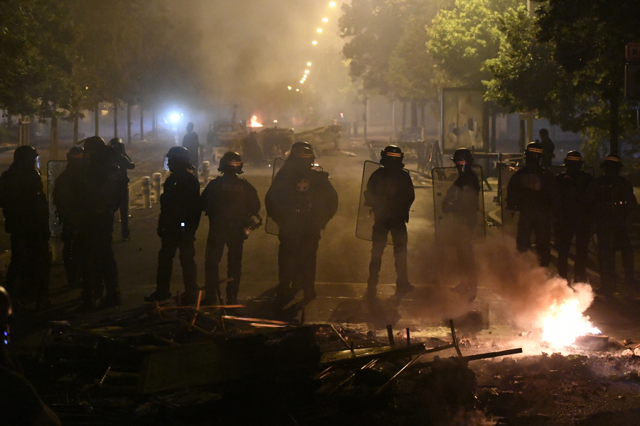 Καζάνι που βράζει η Γαλλία, νεκρός 19χρονος διαδηλωτής, κατεβάζει τεθωρακισμένα στις διαδηλώσεις ο Μακρόν