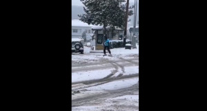 Δεν κάνει κρύο στην Ελλάδα: «Τρελός» Κοζανίτης έκανε σκι στο κέντρο της πόλης (vid)