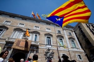Με φυλακισμένους και εξόριστους σχημάτισε την κυβέρνησή του ο πρόεδρος της Καταλονίας