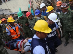Μάχη με το χρόνο για τον εντοπισμό επιζώντων στο Μεξικό