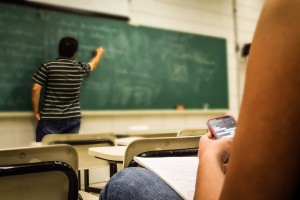 Υπ. Παιδείας: Τι ισχύει για την χρήση κινητών και ηλ. συσκευών στα σχολεία