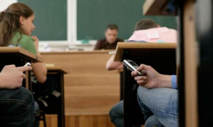Τι θα ισχύσει από το νέο σχολικό έτος για τα κινητά μέσα στα σχολεία