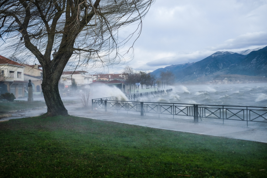 Χειμερινό το σκηνικό στα Ιωάννινα: Βροχές, άνεμοι και κεραυνοί έπεσαν δίπλα στη λίμνη (βίντεο)