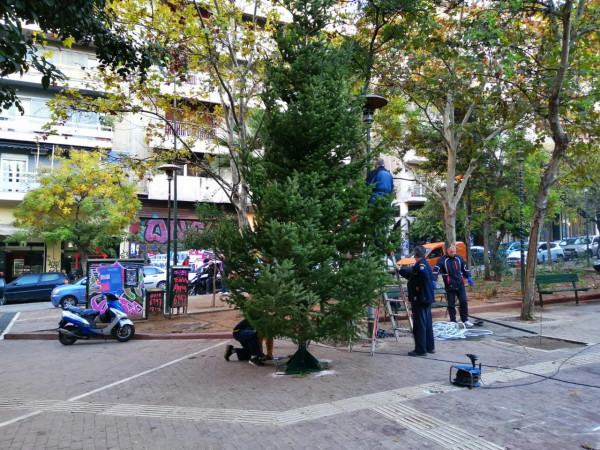 Πλατεία Εξαρχείων: &#039;Αγνωστος προσπάθησε να κάψει το χριστουγεννιάτικο δέντρο