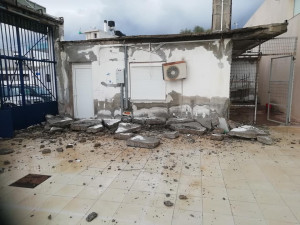 Κρήτη: Κατέρρευσε κεντρική είσοδος δημοτικού σταδίου (pics)