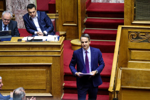 Κορονοϊός: Σύγκρουση πολιτικών αρχηγών το απόγευμα στη Βουλή για τις συνέπειες της πανδημίας