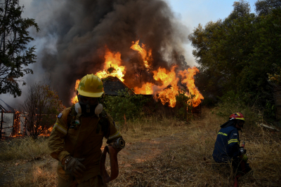 Ανοιξαν οι πύλες της κολάσεως το Σαββατοκύριακο - Οι φωτιές συνεχίζουν να καίνε σπίτια, δασικές εκτάσεις και καλλιέργειες (εικόνες, βίντεο)